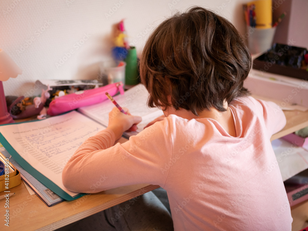Enfant faisant ses devoirs